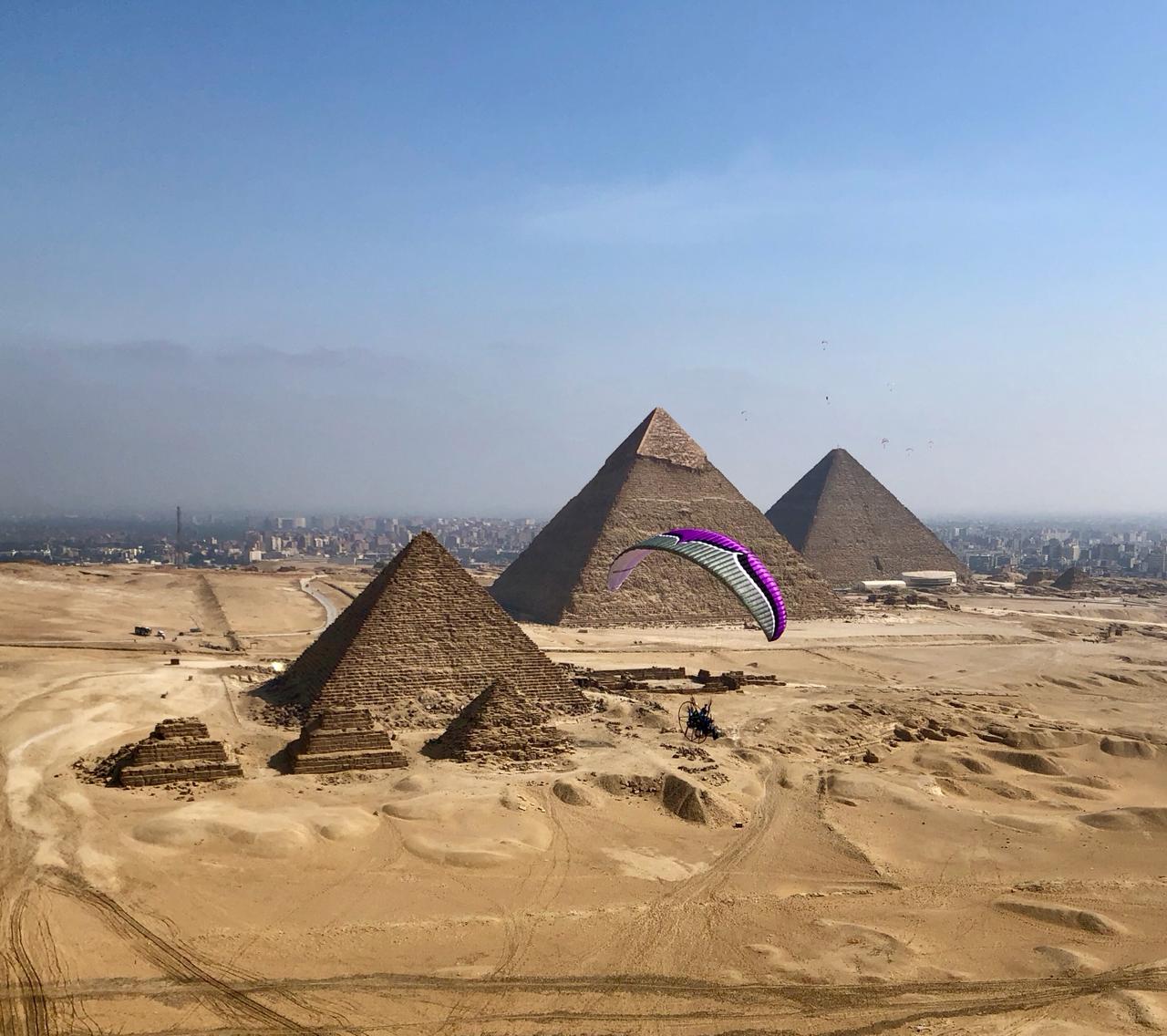 عمانيون يطيرون فوق الأهرامات