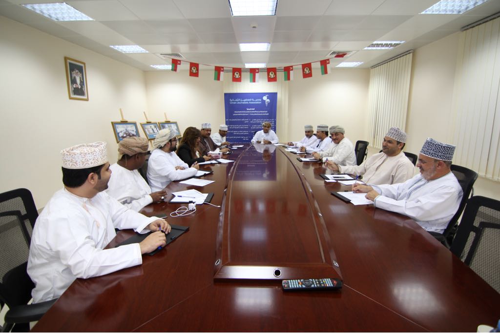 لجنة العلاقات العامة والإعلام بجمعية الصحفيين العمانية تناقش برامجها وأنشطتها