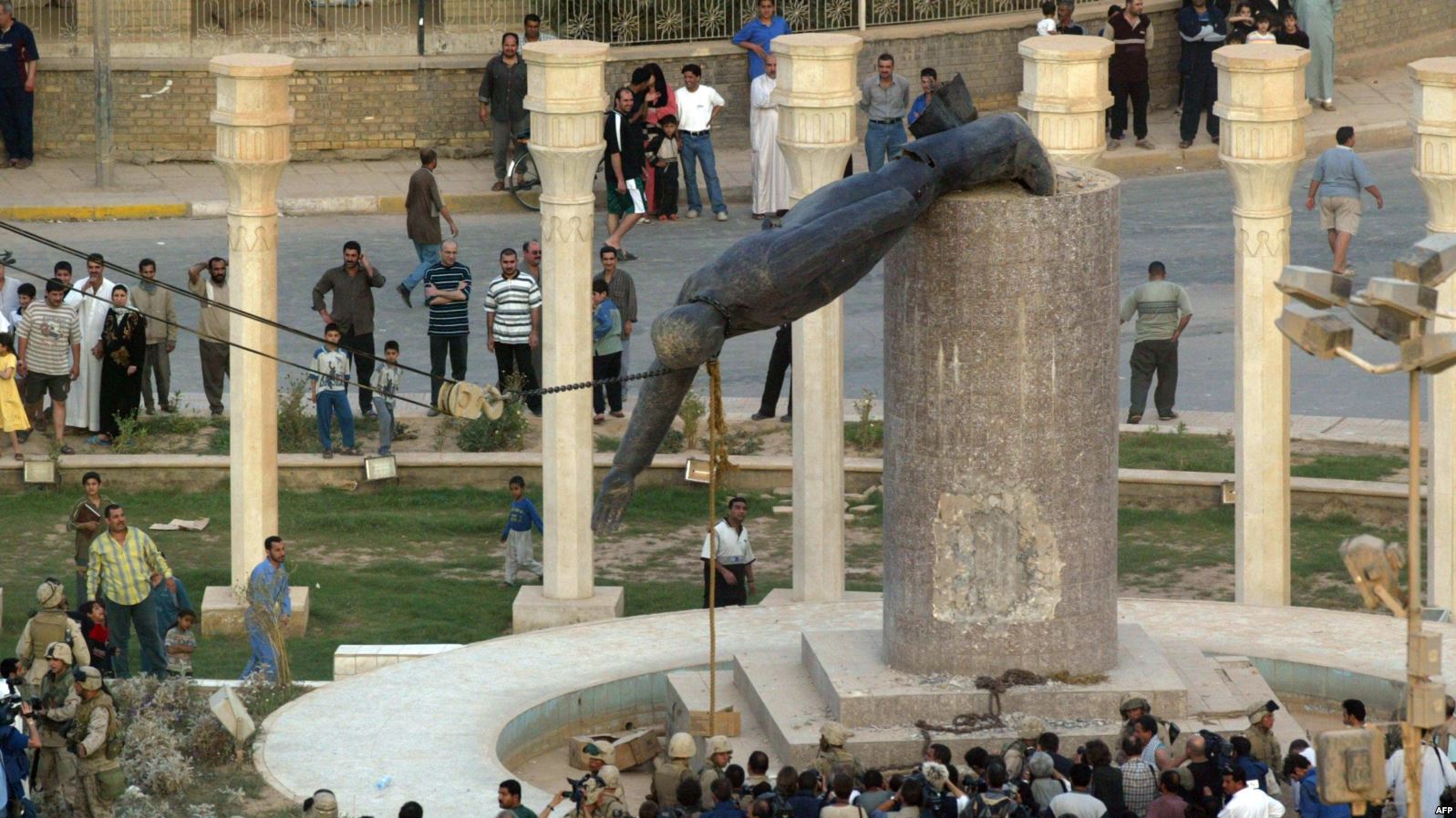 هذا هو مصير تمثال صدام حسين بعد 15 عاما من إسقاطه.. مفاجآت صادمة