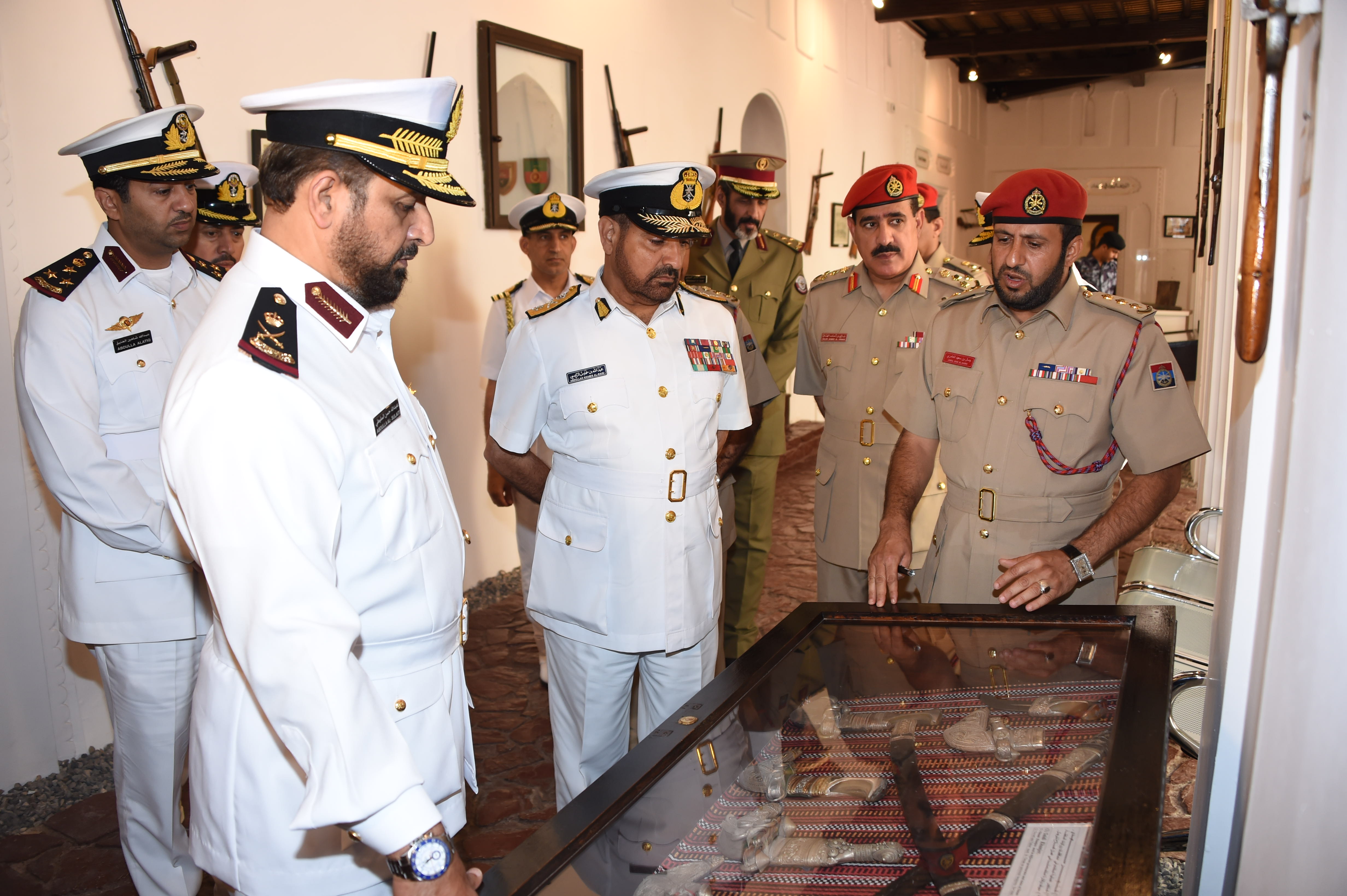 قائد القوات البحرية الأميرية القطرية يزور متحف قوات السلطان المسلحة