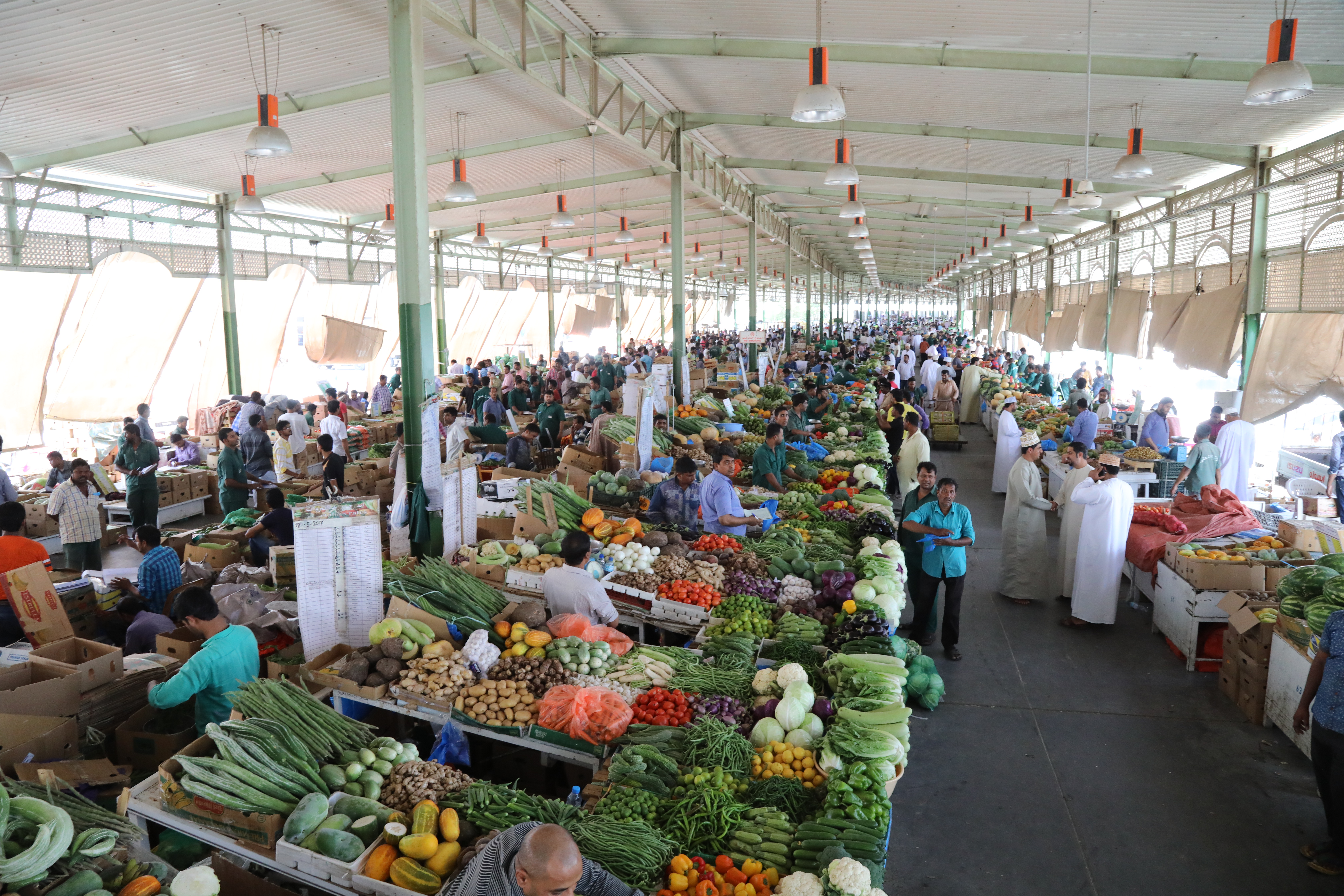 بلدية مسقط تعلن جاهزية السوق المركزي للخضروات والفواكه
