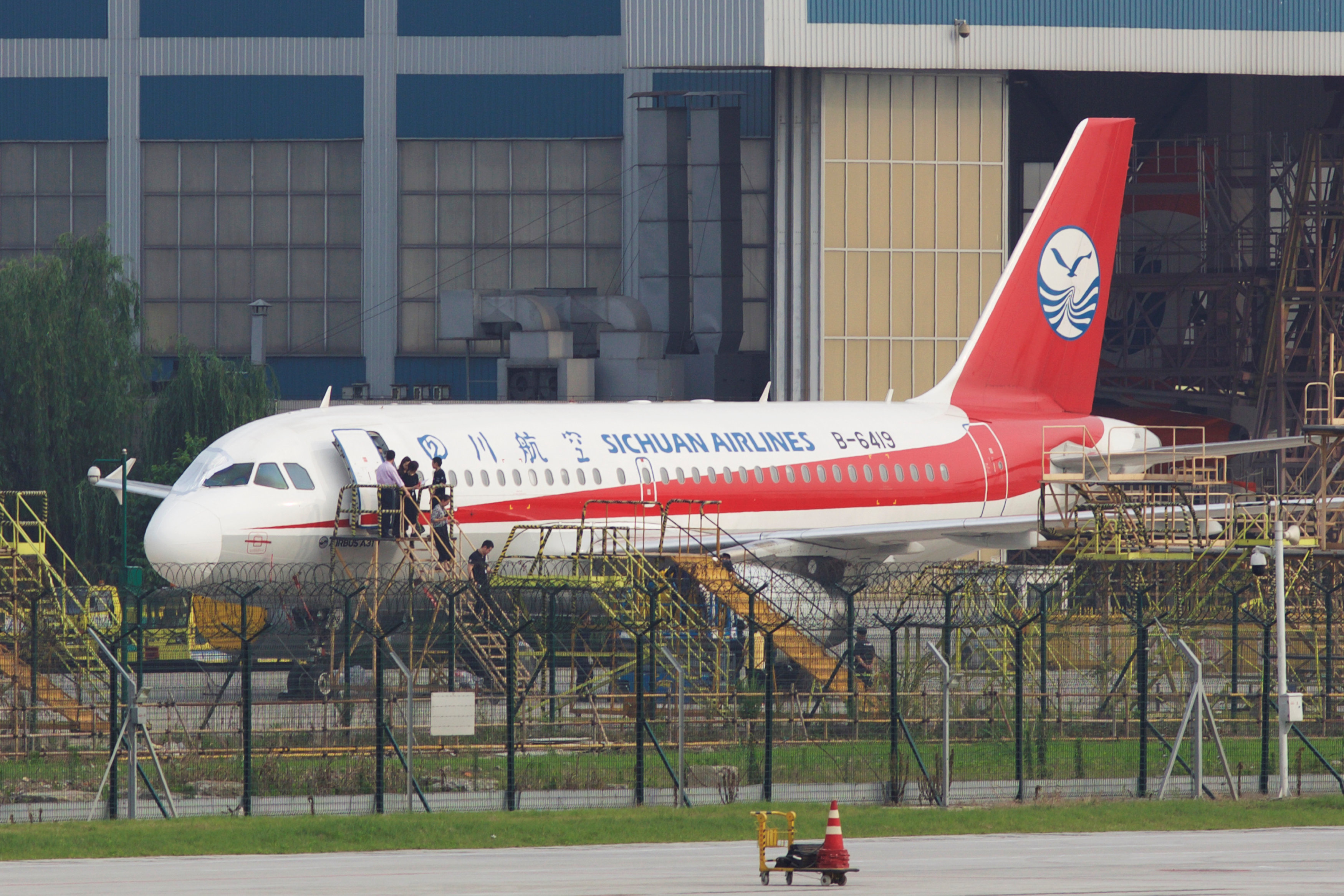 Sichuan Airlines co-pilot 'sucked halfway' out of cockpit, says captain