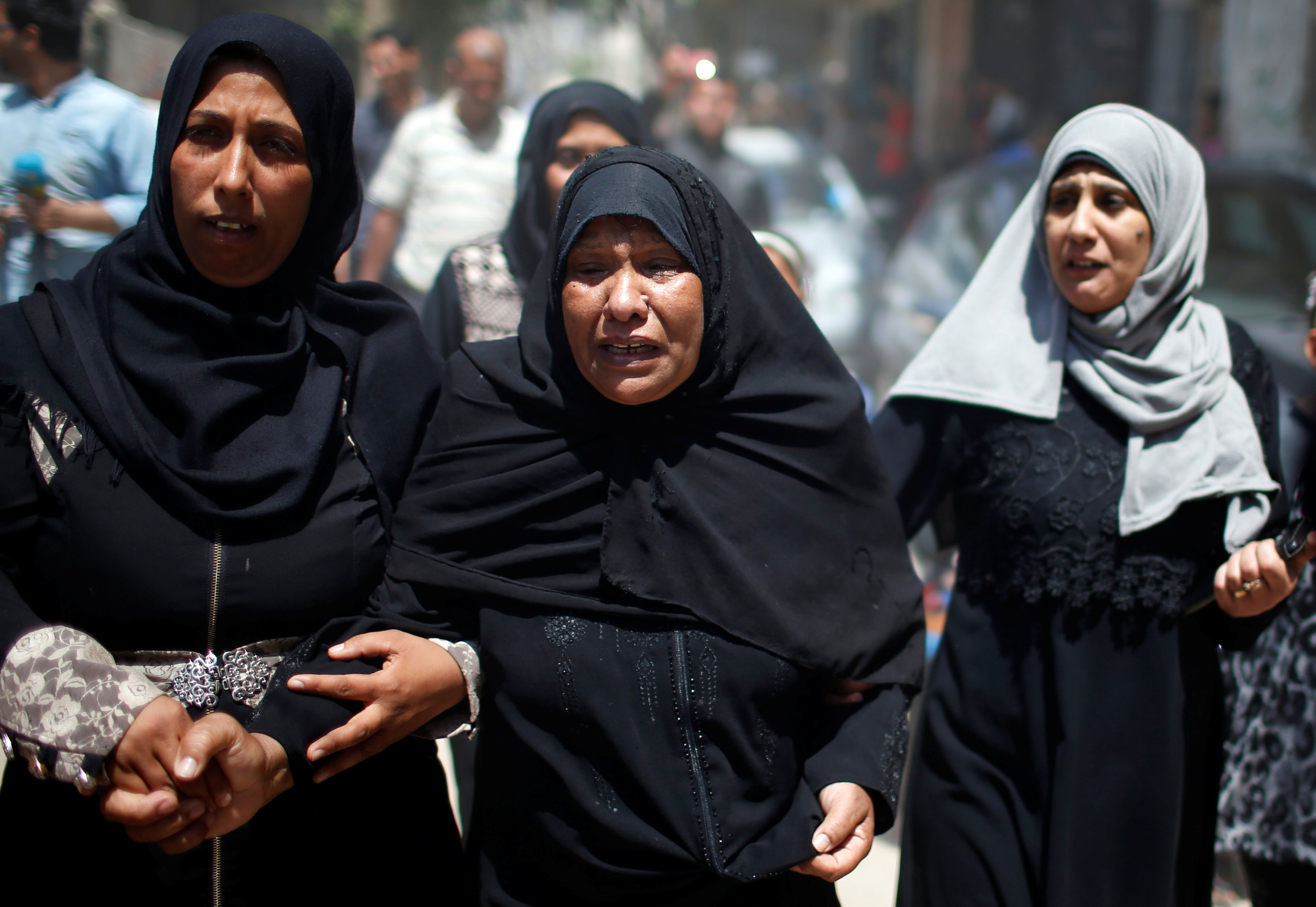 هكذا وصف مصور رويترز مجزرة غزة.. "الموت يسكن هنا"