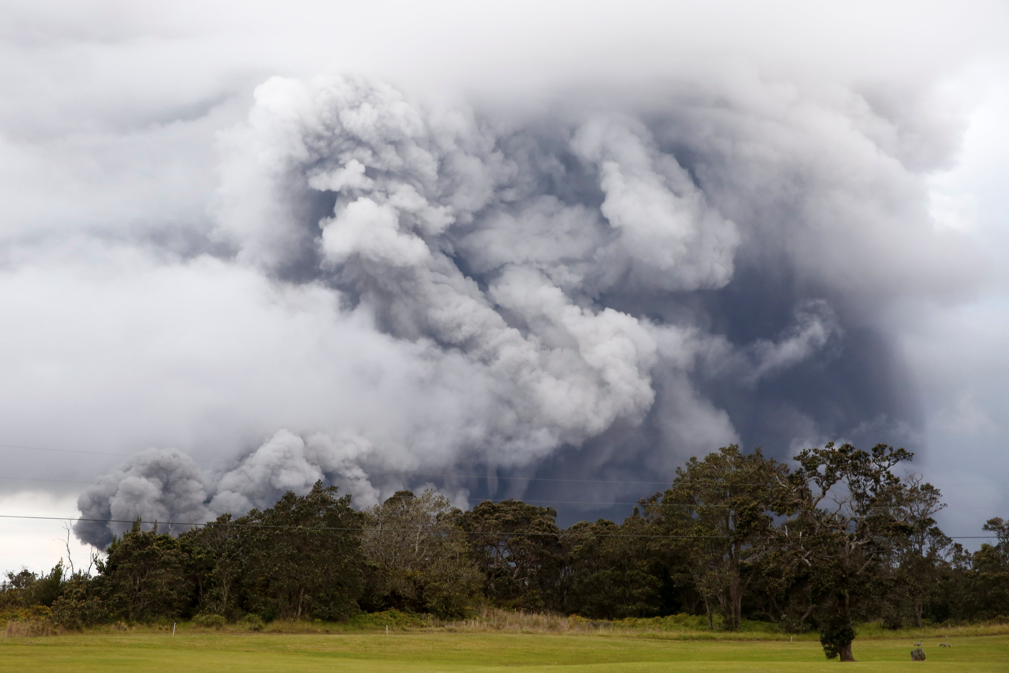 Ash cloud from Hawaii volcano sparks aviation red alert