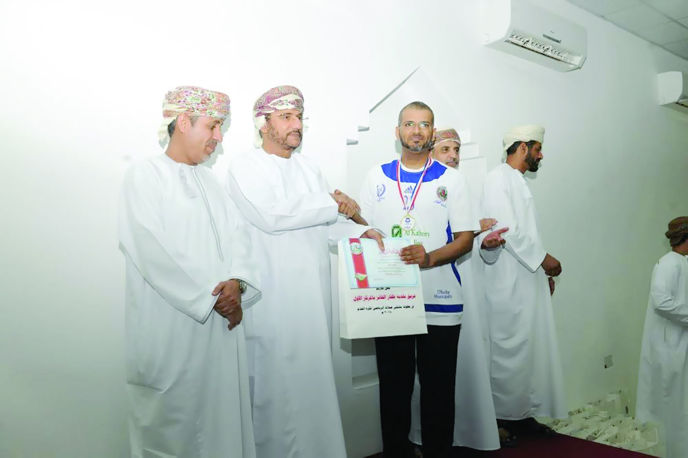 رئيس بلدية ظفار يكرم الفريق الحائز على بطولة ملتقى صلالة الكروي
