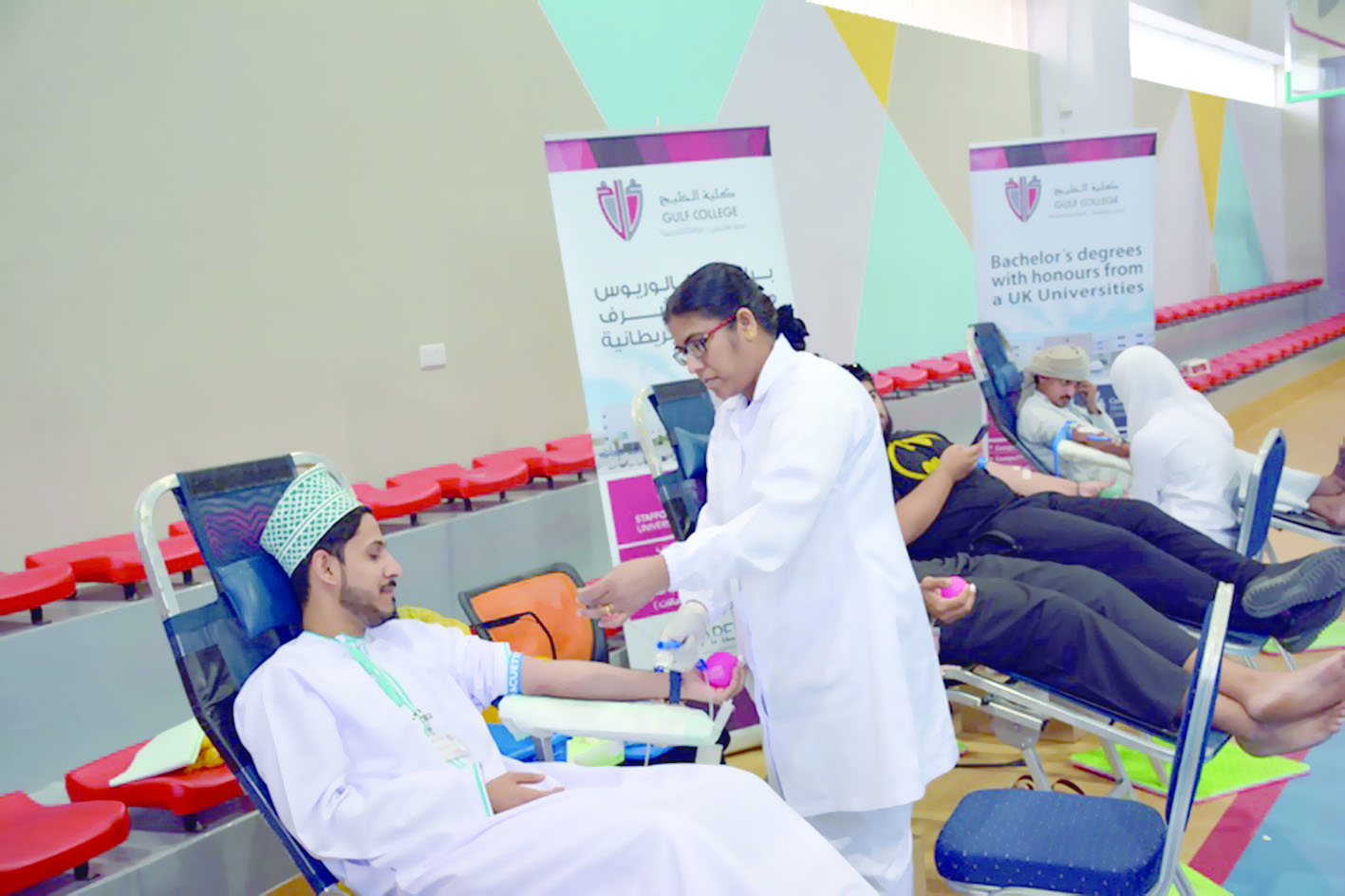 بالصور كلية الخليج تنظم حملة للتبرع بالدم