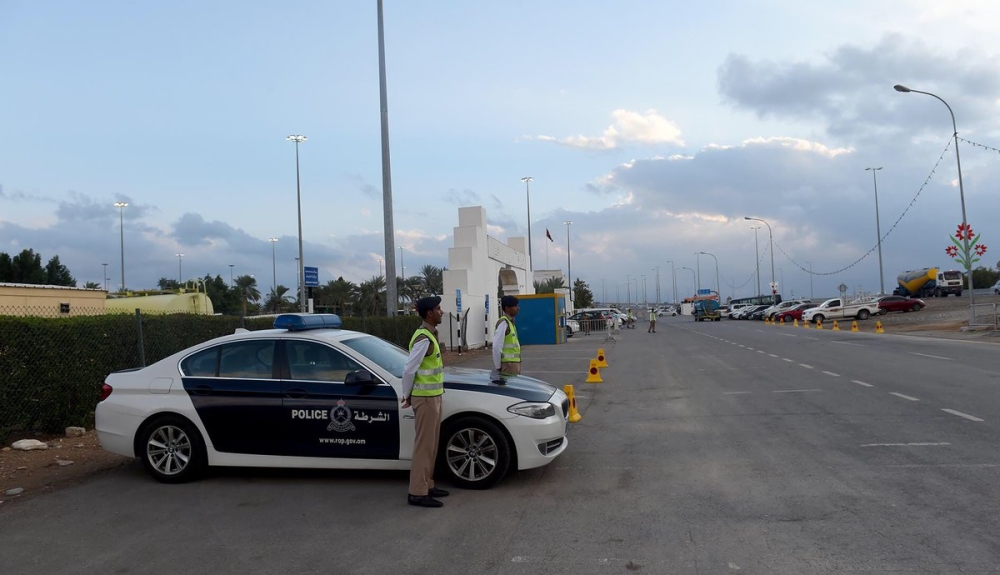 محتجز في حادث تدهور شاحنة بالسويق.. والشرطة تدعو للحذر