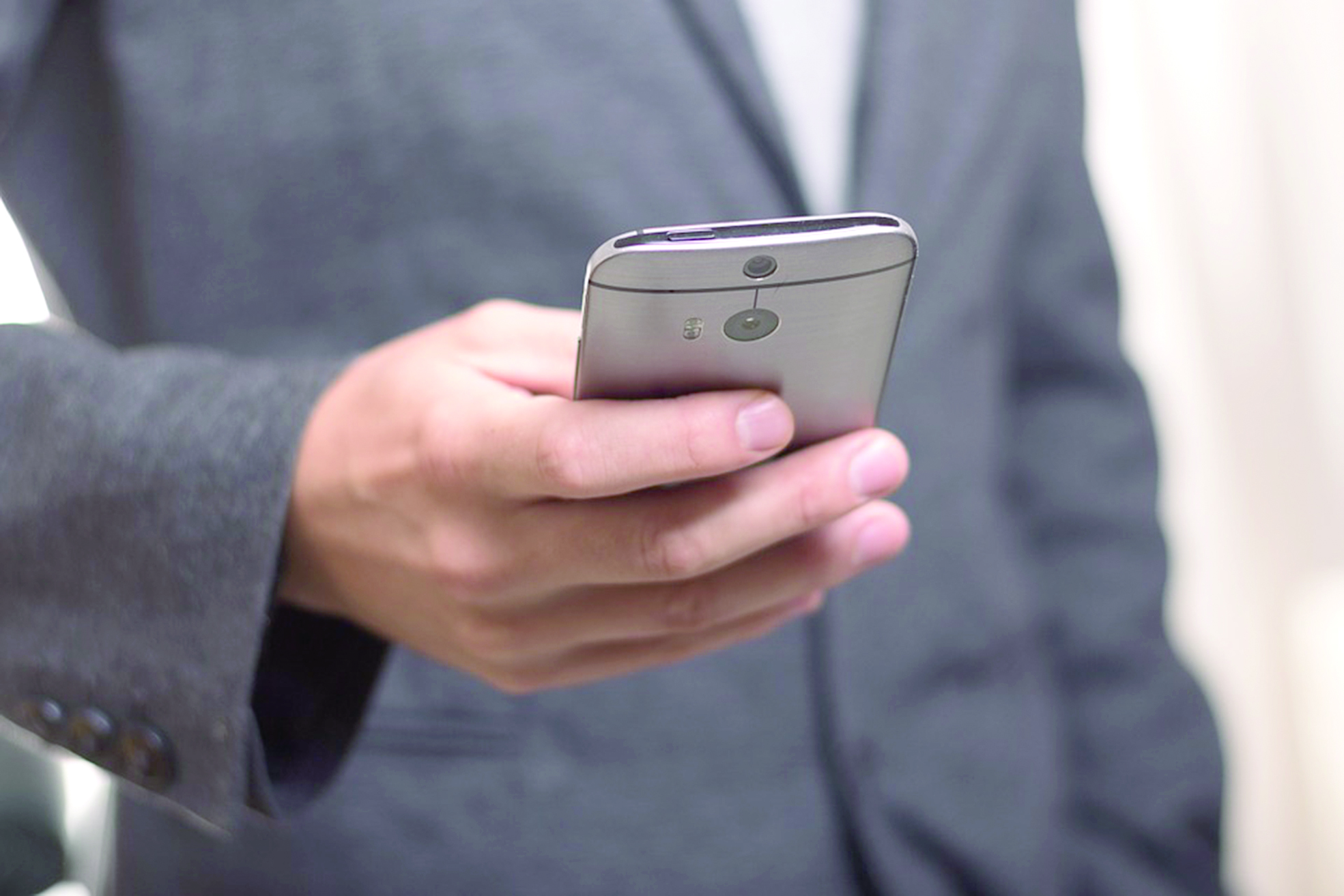 إرسال الرسائل الإلكترونية عبر تلويح الأصابع