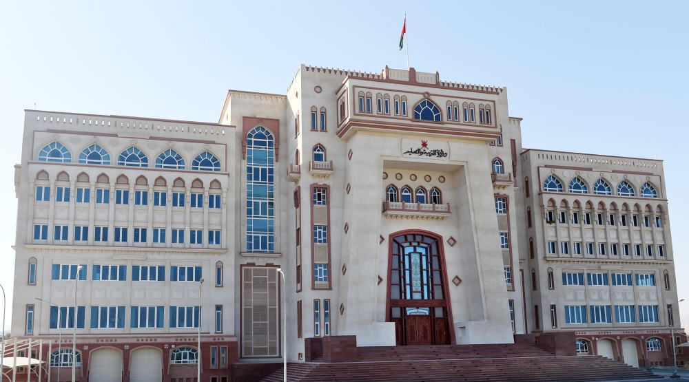 التربية تؤجّل امتحانات طلبة محافظة ظفار والوسطى