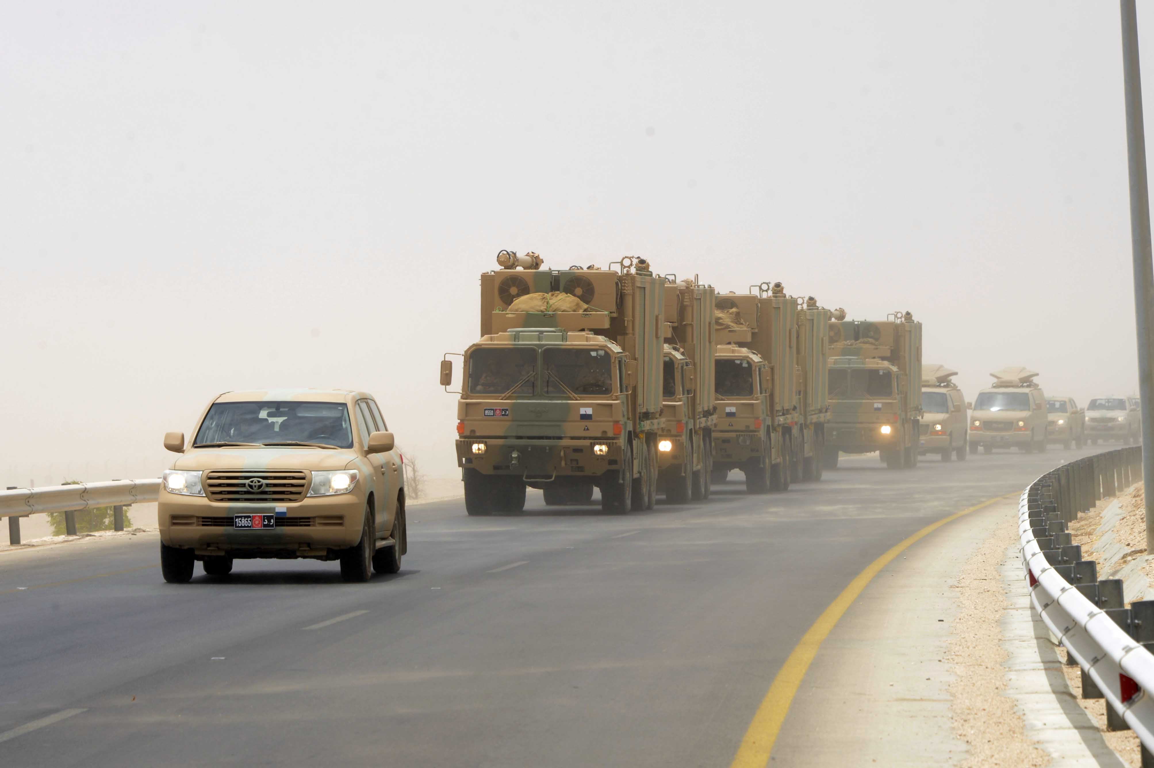 سلاح إشارة قوات السلطان ينقل معدات وأجهزة اتصالات إلى ظفار