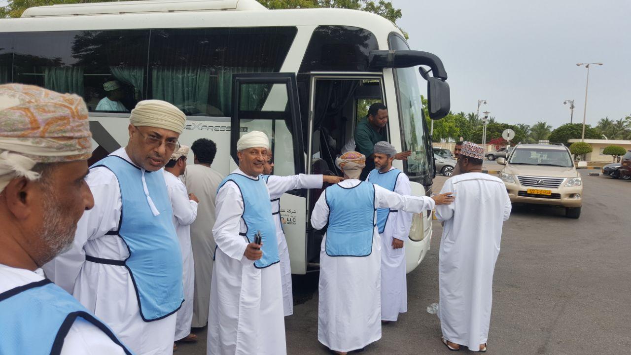 بالصور.. جانب من إخلاء المرضى من مستشفى السلطان قابوس