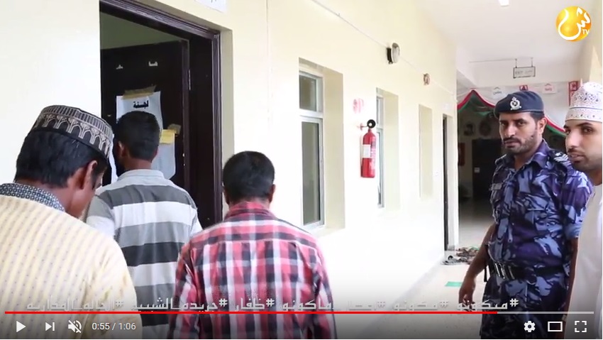 بالفيديو: حصريا للشبيبة.. إخلاء العمالة الوافدة من الدهاريز وجهود شرطة عمان السلطانية