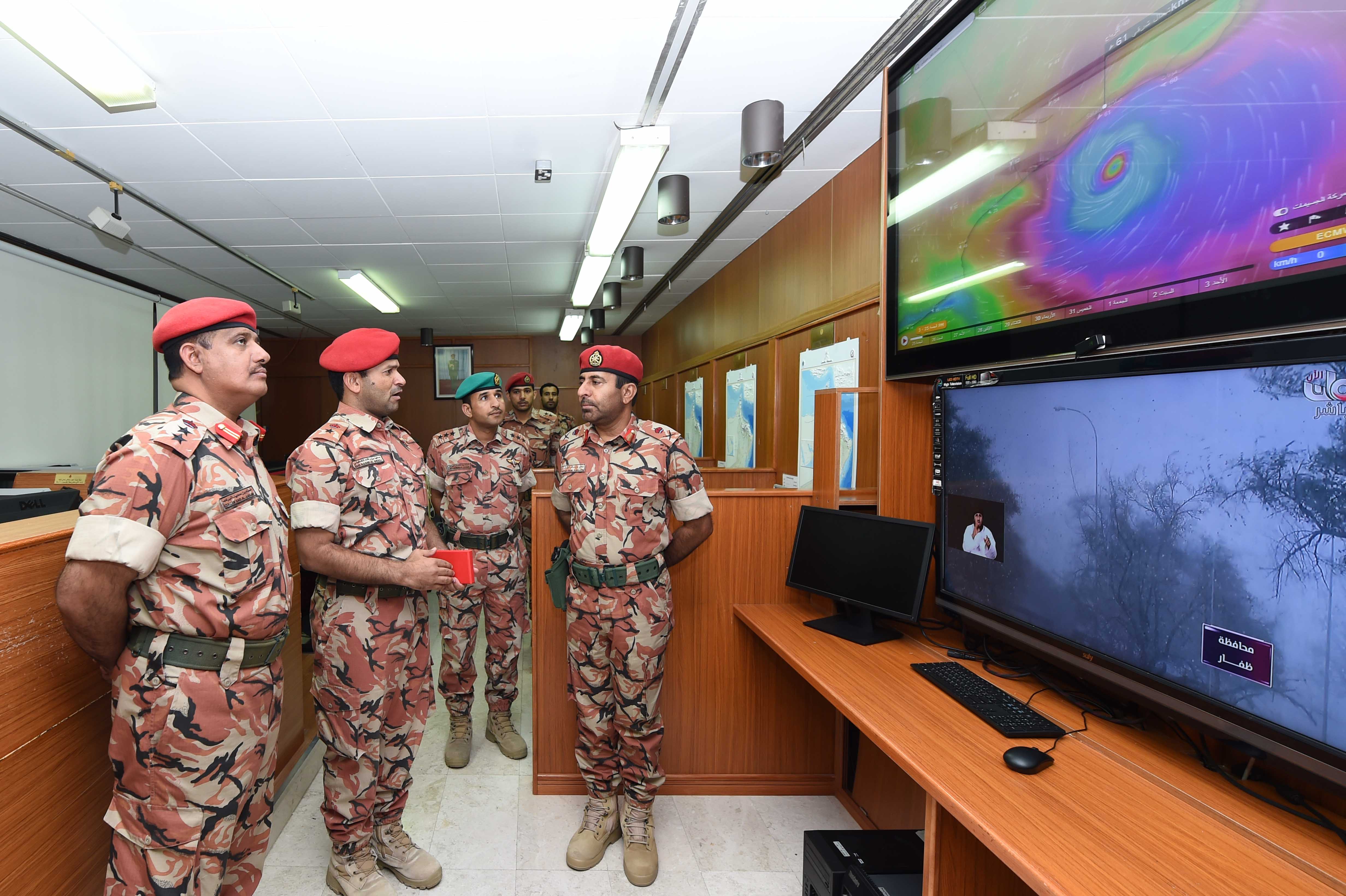 قائد الجيش السلطاني يطلع على سير أعمال عمليات قيادة الجيش