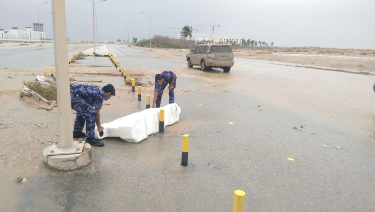بالصور.. الشرطة تساهم في إعادة الحركة لوضعها الطبيعي بصلالة