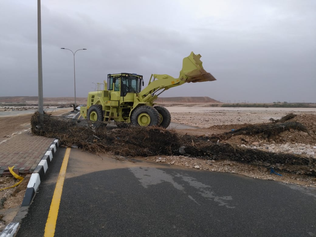 بالصور.. جهود أجهزة الدفاع المدني لفتح الطرق أمام حركة السير بظفار.