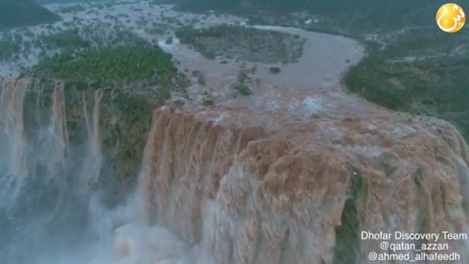 بالفيديو: شاهد جمال الطبيعة.. شلالات دربات بعد الإعصار