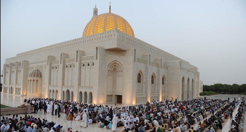 5 عادات رمضانية رائعة بالسلطنة.. صحيفة إماراتية توضح