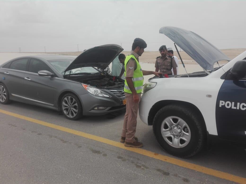 بالصور.. انقطاع الحركة المرورية بين هيماء وثمريت والشرطة توضح