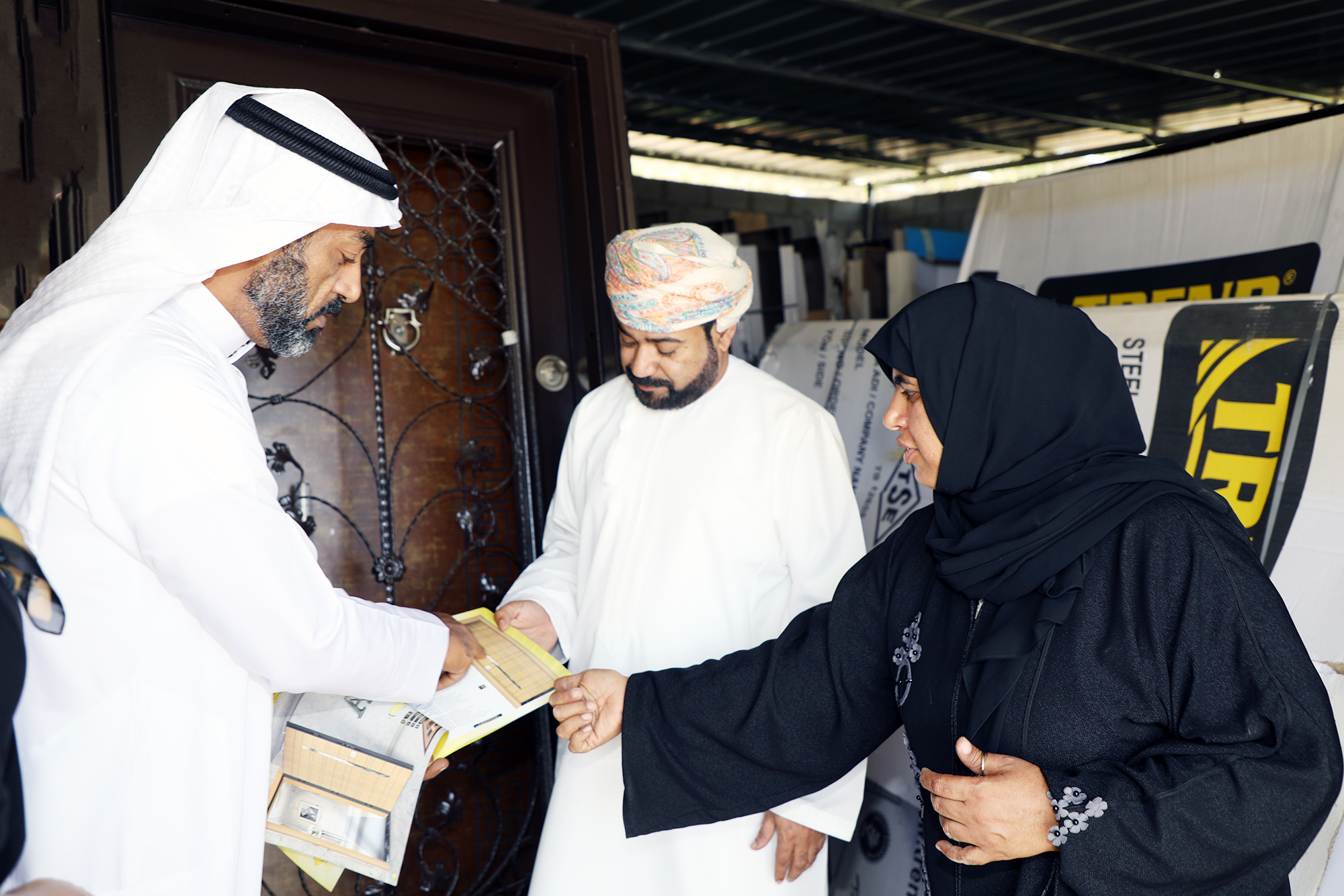 ضمن جهود تنمية المشاريع الصغيرة
«الزبير» يدشن التوسعة الجديدة لـ«وردة الوادي» في سمائل