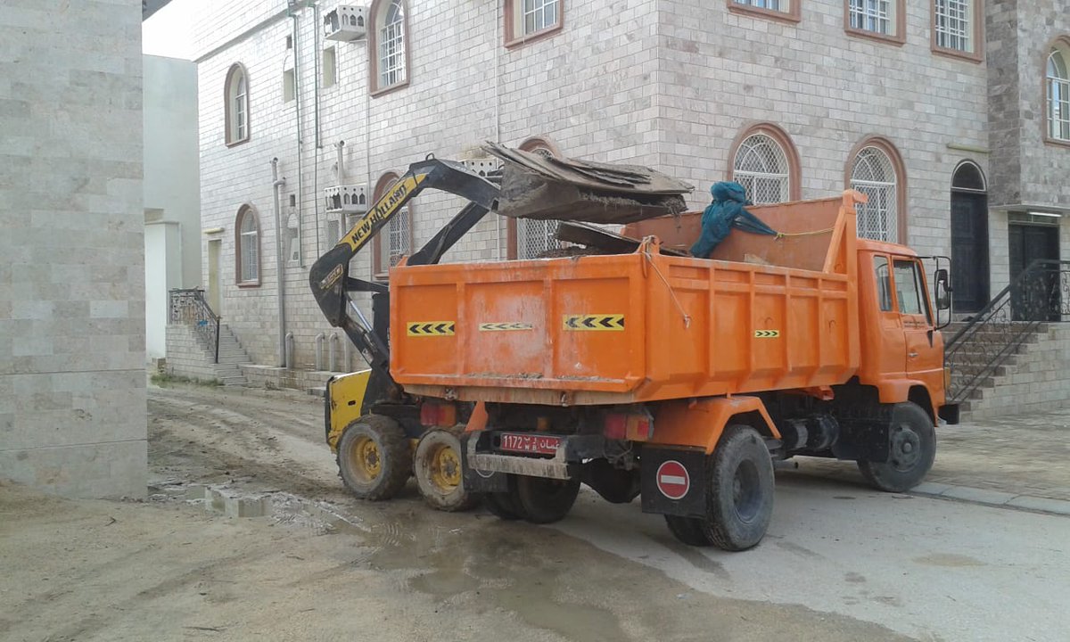 بالصور .. جهود بلدية ظفار في الشوارع والأحياء السكنية لمدينة صلالة