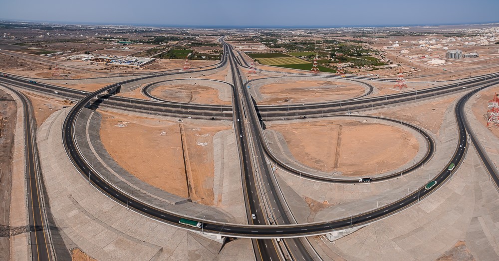 بتكلفة 800 مليون ريال عماني "النقل " تفتتح طريق الباطنة السريع  أمام الحركة المرورية