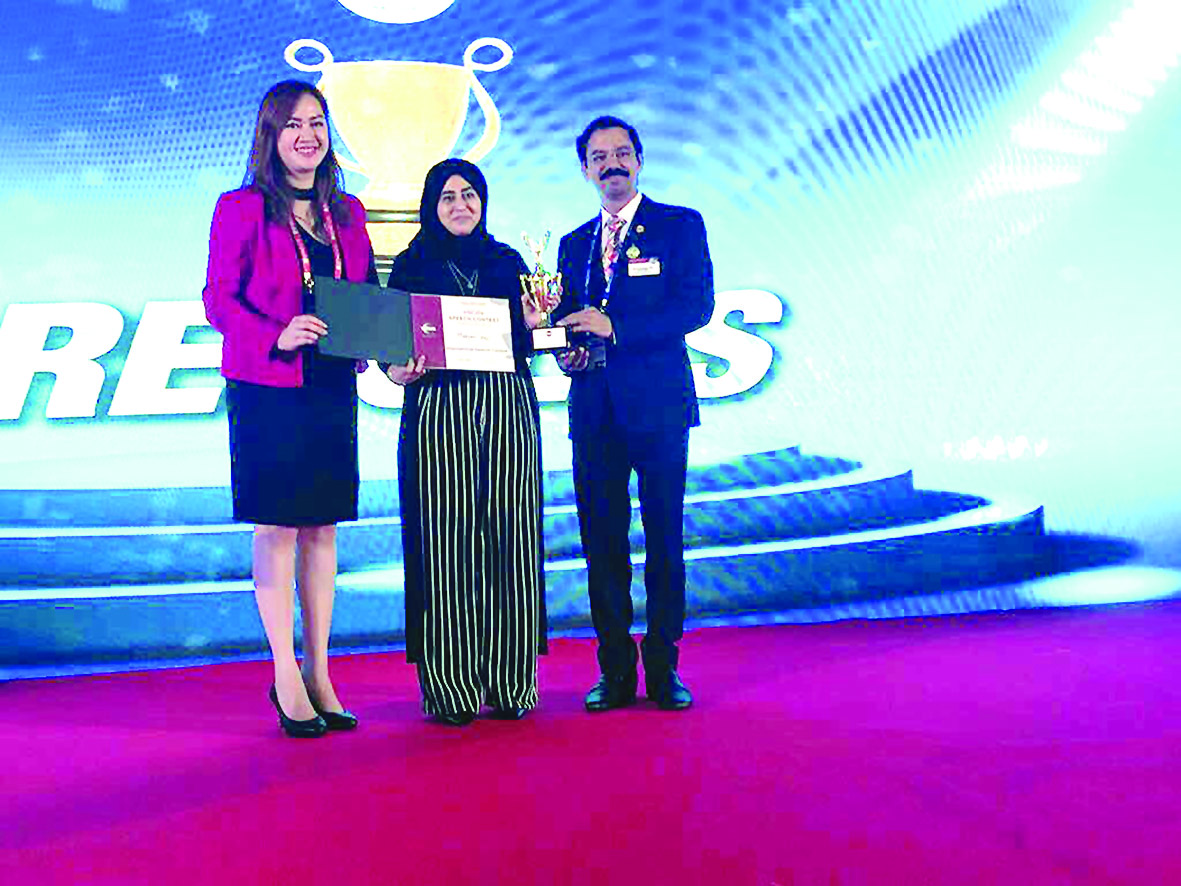 طالبة عمانية تفوز في مسابقة الخطابة