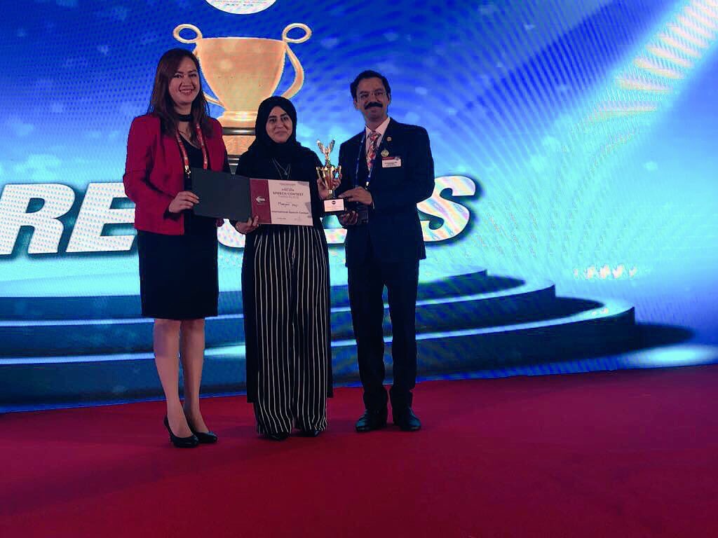 طالبة من جامعة السلطان قابوس تتألق في الخطابة.. وتفوز بجائزة إقليمية