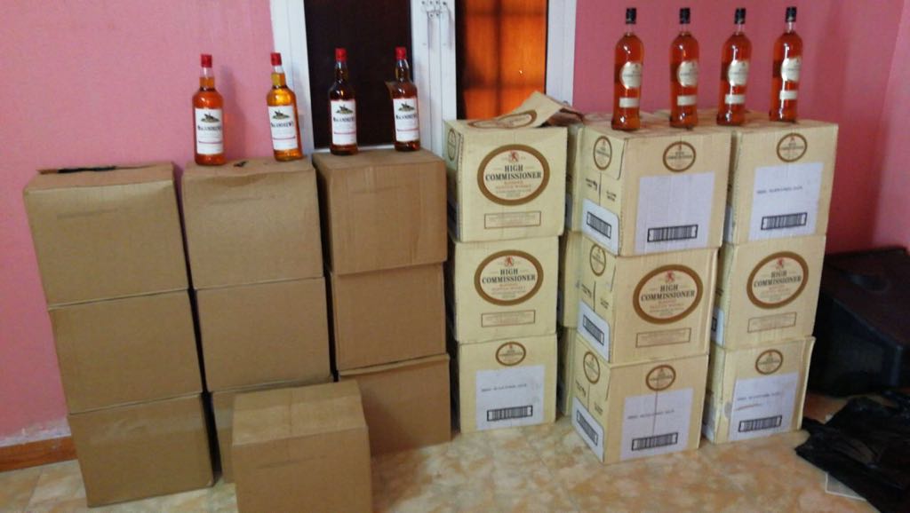 بالصور.. مداهمة تنتهي بضبط الآلاف من زجاجات المشروبات الكحولية