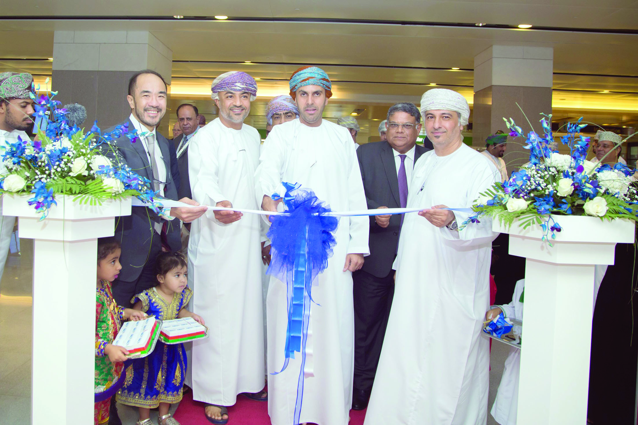 «الوطني» يفتتح فرعاً جديداً بمطار مسقط