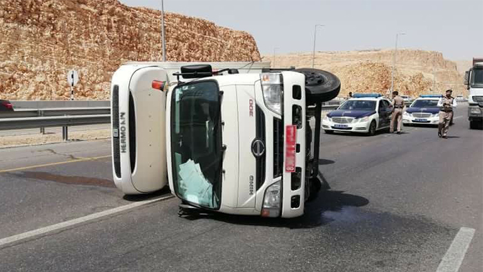Traffic warning as truck overturns on Muscat road