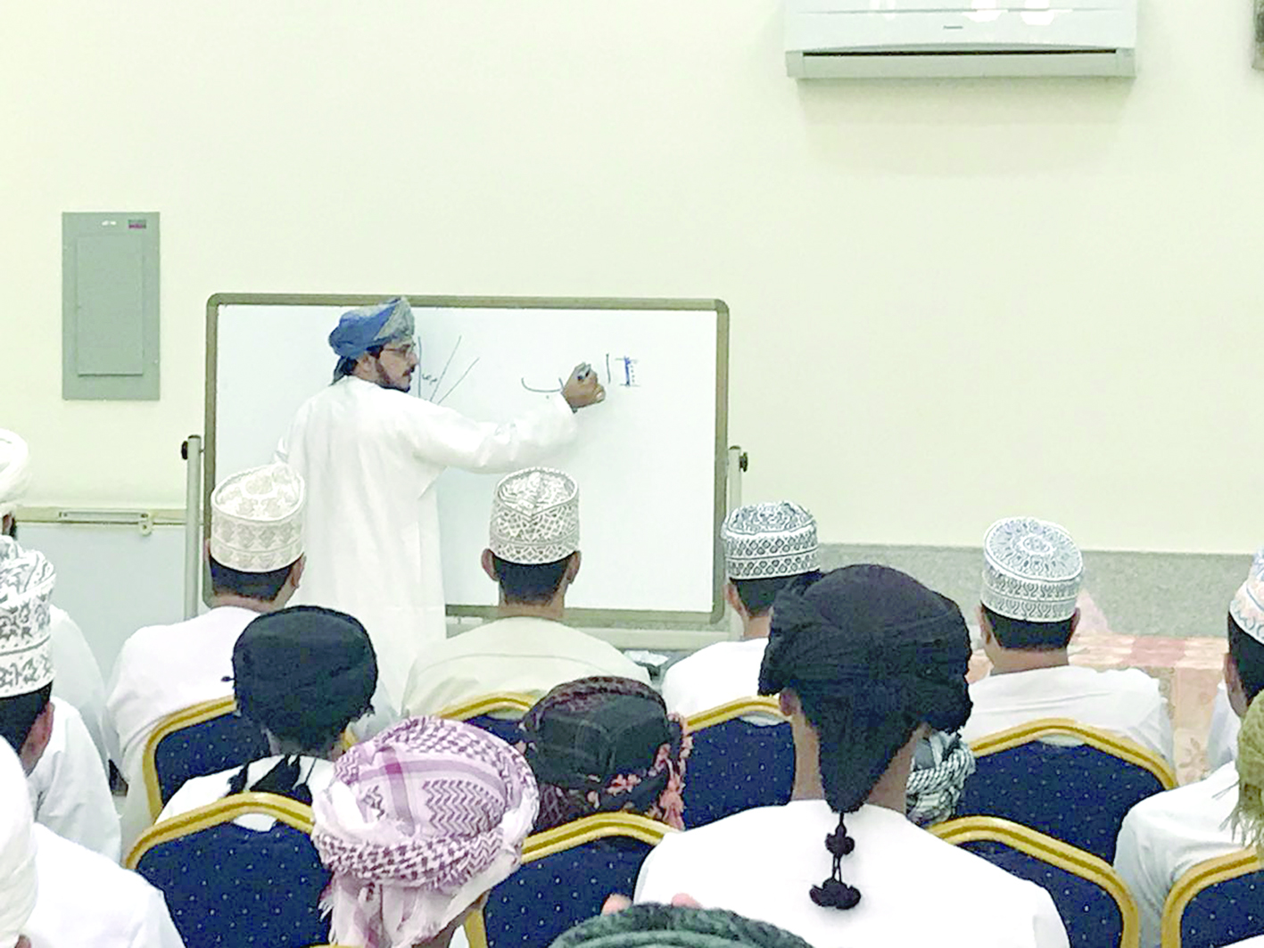 دورة تدريبية عن الخط العربي بالعوابي