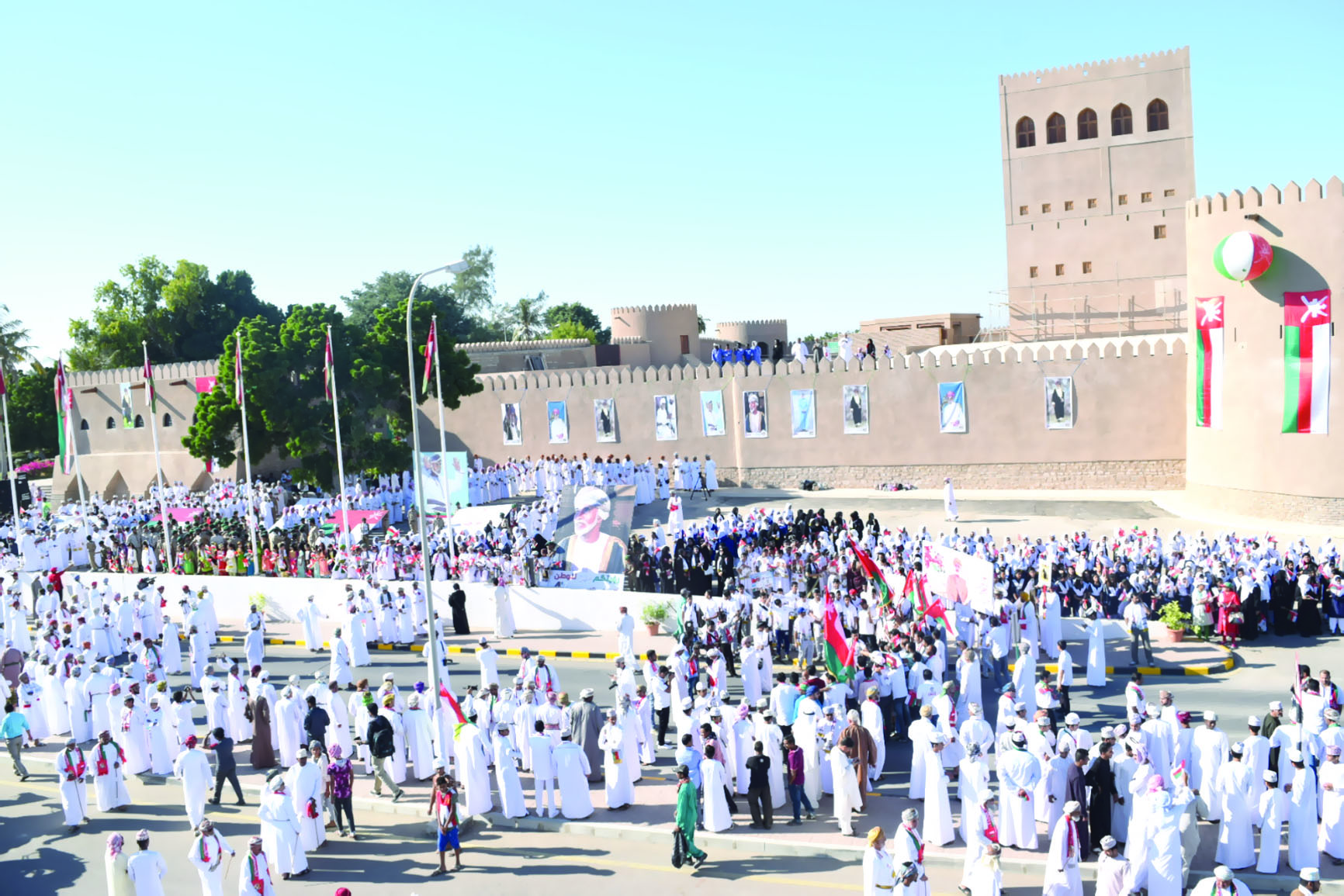 جلالة السلطان يصدر عفواً سامياً خاصاً ويتبادل التهاني مع القادةالسلطنة تبتهج بالعيد السعيد