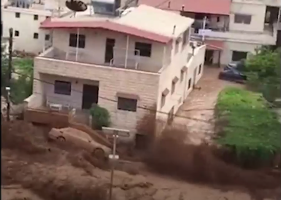 شاهد بالفيديو.. سيول "مدمرة" تغرق مناطق لبنانية
