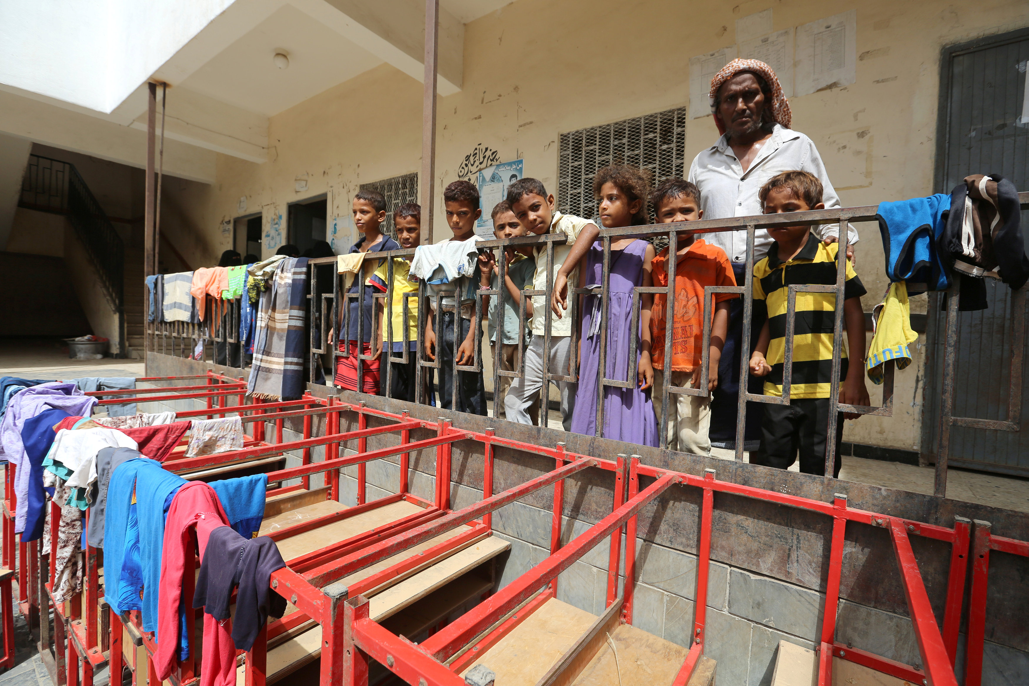 Yemeni civilians shelter in schools from air strikes in battle for major port
