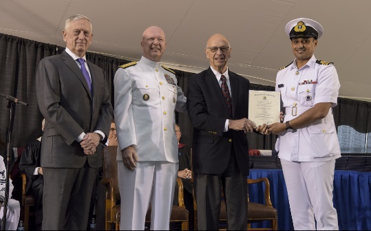 ضابط بالبحرية السلطانية العمانية يحصل على المركز الأول بالكلية البحرية الأمريكية