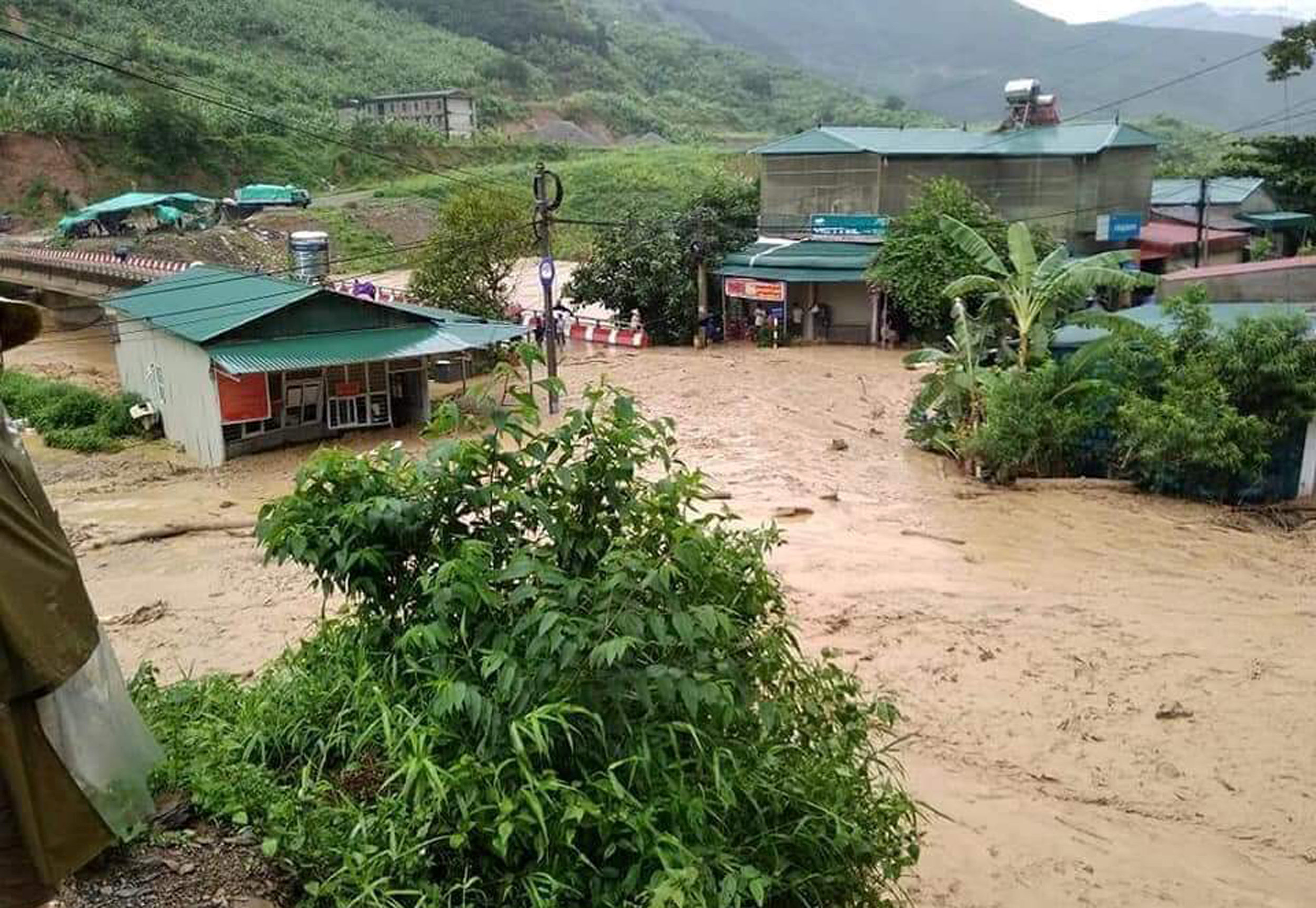 Vietnam's flood toll rises to 15, more rains forecast