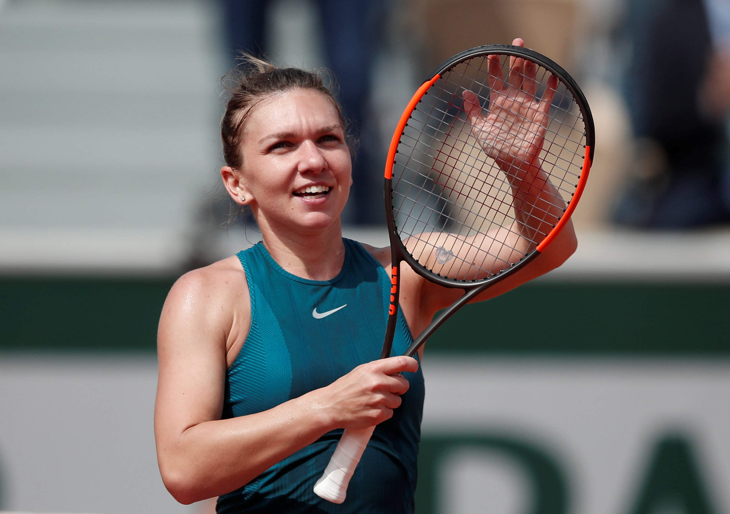 Halep overpowers Kerber to enter semis