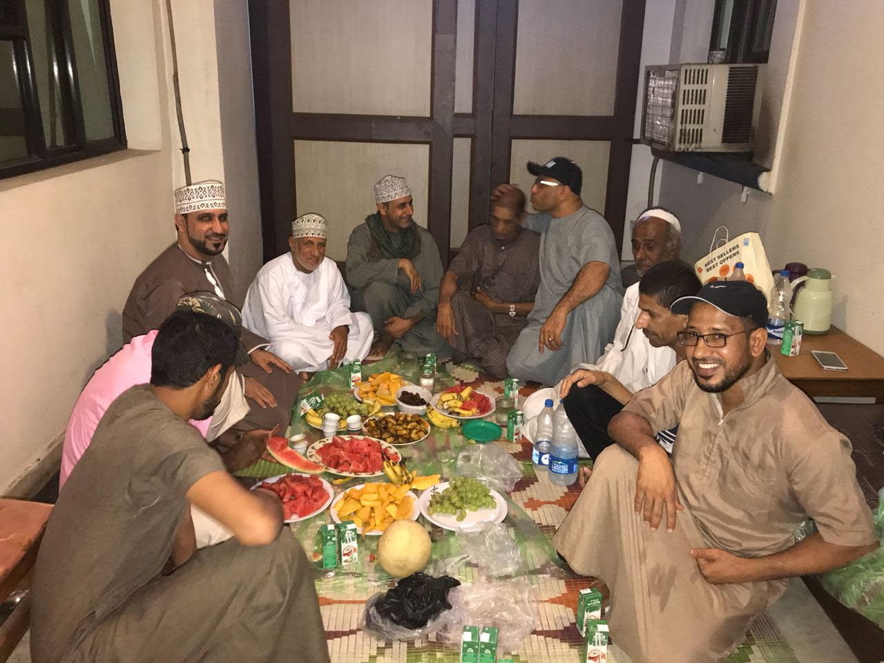 إفطار رمضاني يجمع المواطنين المحتجزين في الهند مع بعض أفراد أسرهم