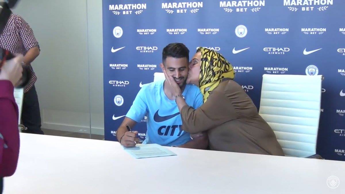 بالفيديو: ‏رياض محرز ووالدته لحظة التوقيع مع مانشستر سيتي‎