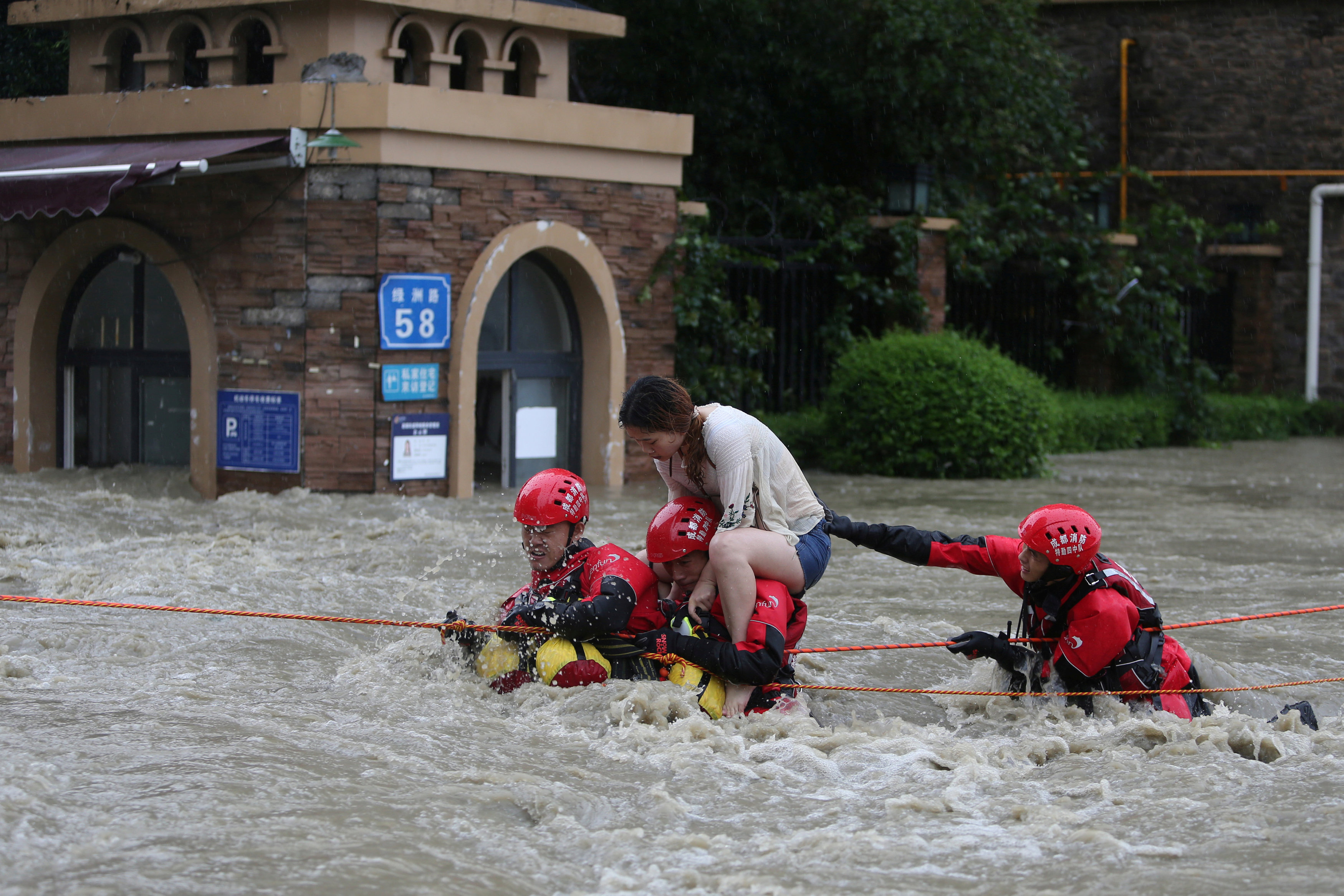 شاهد بالصور.. حجم الدمار الذي سببته الفيضانات في الصين