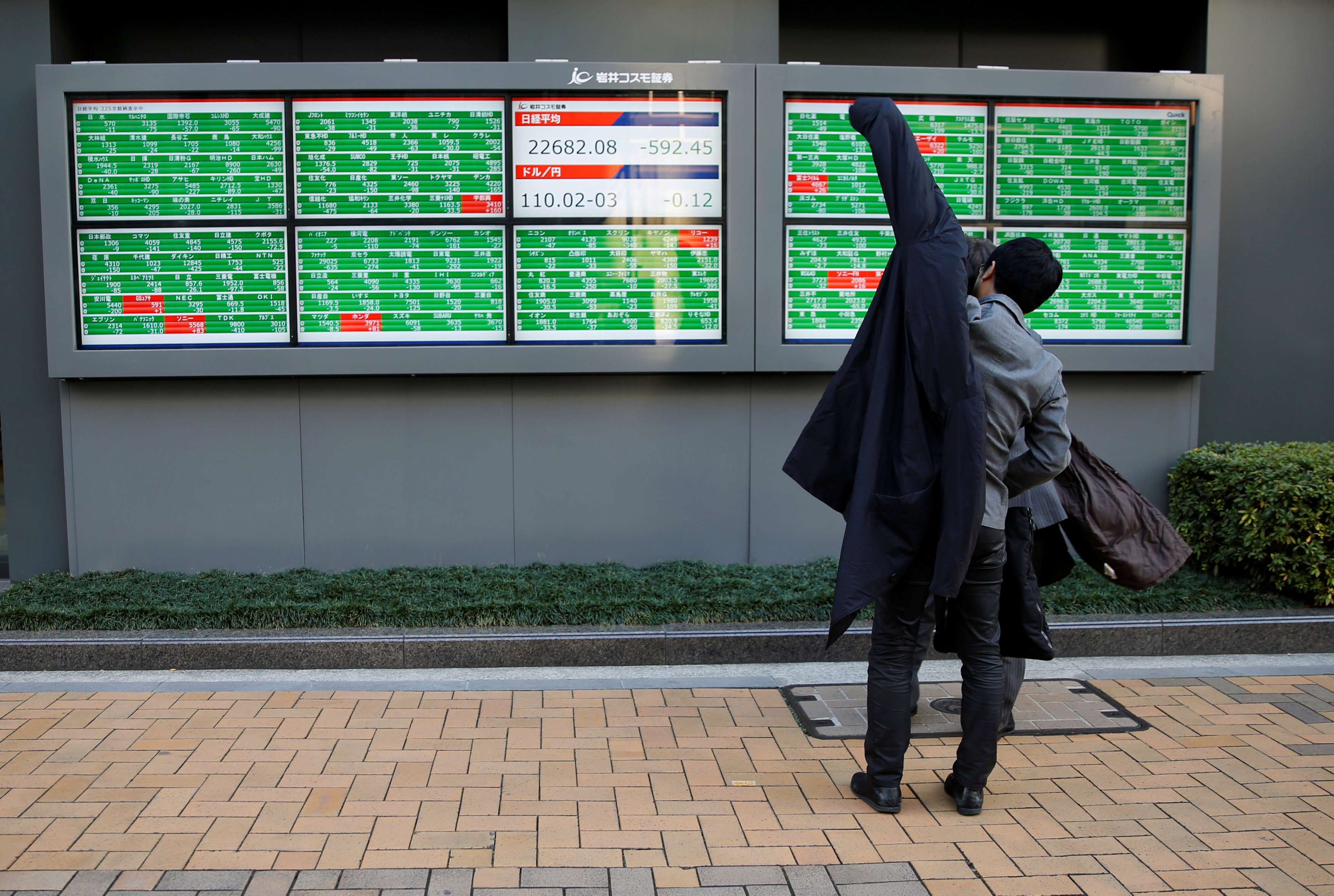 Japan stocks bounce as yen bows before strong dollar