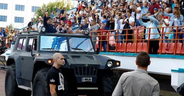 بالفيديو.. مارادونا يستقل سيارة مصفحة للوصول إلى مقر ناديه الجديد