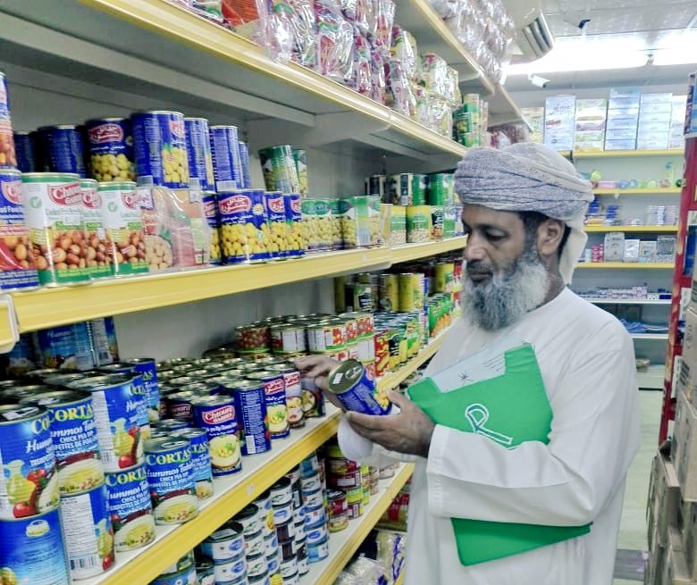 إتلاف 1400 كجم من المواد الغذائية غير صالحة للاستخدام بعبري