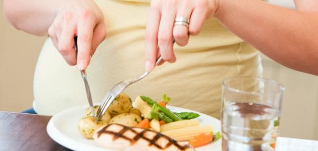 دراسة: تأخير وجبة العشاء يتسبب بخلل في هرمونات الجسم