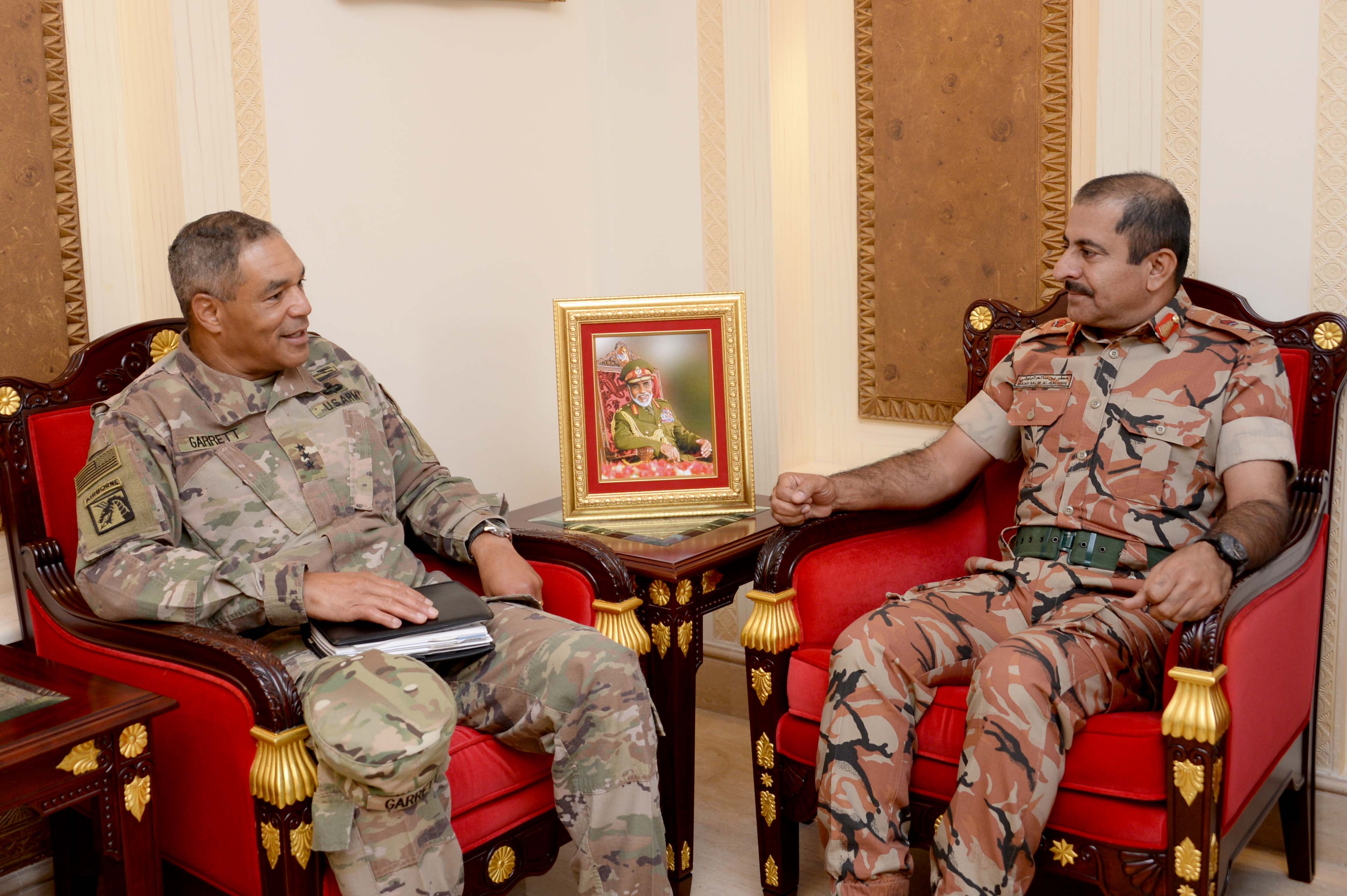 البلوشي يستقبل القائد العام للجيش الأمريكي بالقيادة المركزية الأمريكية