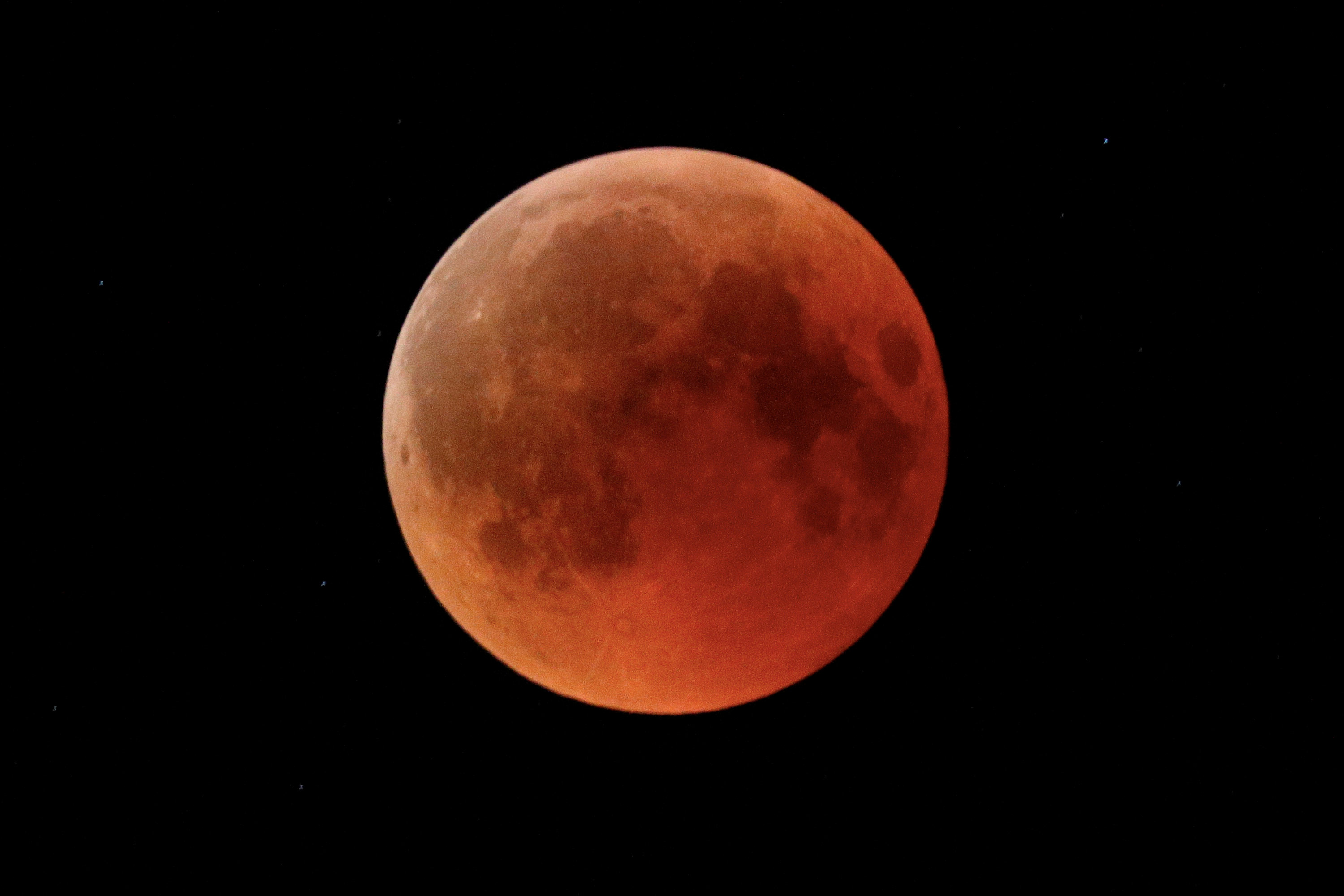 Skygazers in Oman watch Blood Moon