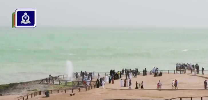 بالفيديو.. الشرطة تحذر من خطورة ارتياد البحر خلال موسم الخريف في ظفار