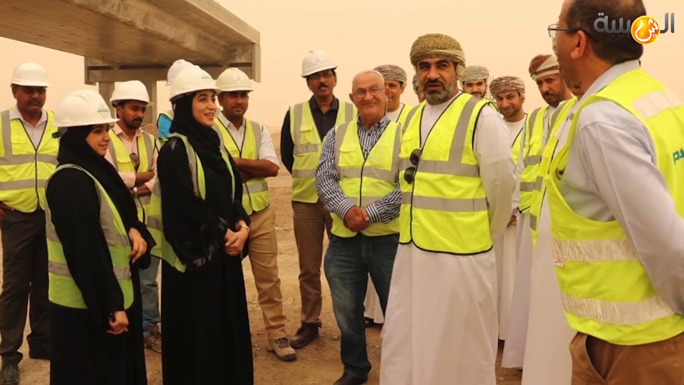 بالفيديو: الفطيسي يتفقد مشروع ازدواجية طريق أدم - ثمريت
