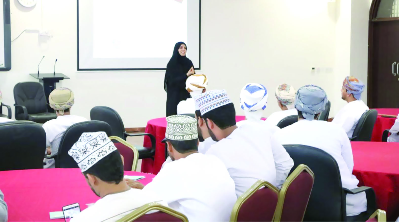 ندوة في الإرشاد الزواجي لعرسان العرس الجماعي الأول بالرستاق