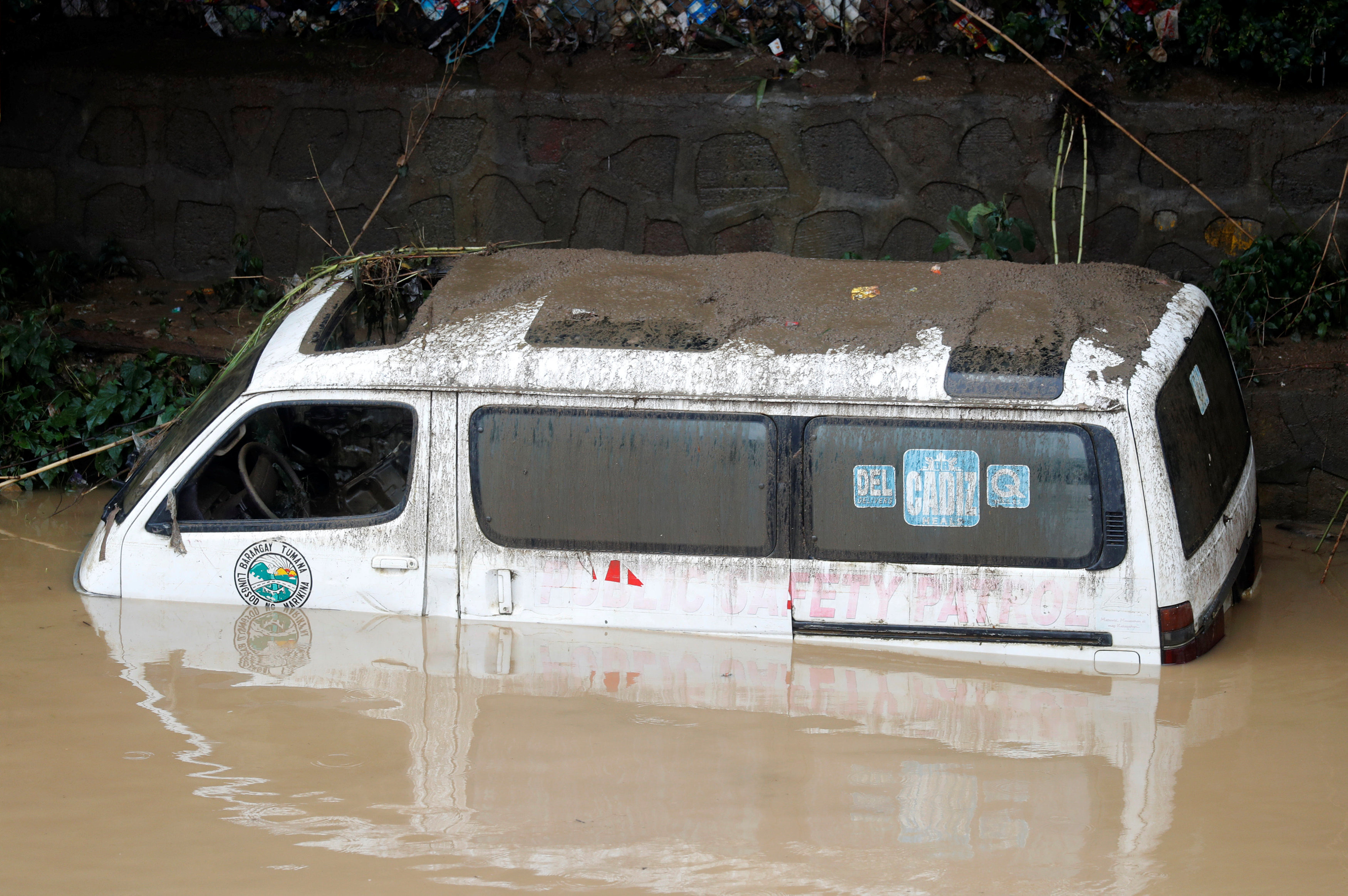 10 صور تكشف مأساة فيضانات الفلبين